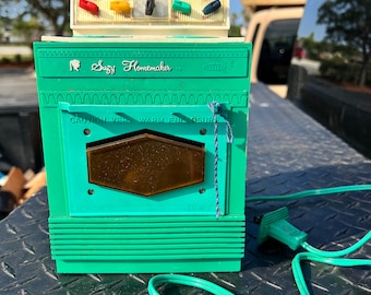 1960s Vintage Suzy Homemaker toy oven, with original Plugs in