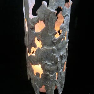TRONCO D'ALBERO fuso in bronzo Corteccia di platano / usato come cartolina di Natale / tronco d'albero cavo in bronzo grigio-verde con fori / portacandele 22-10 cm.