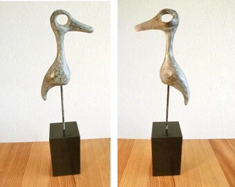 VOGEL massief bronzen beeld / snavel met oog uit het bos/ op 4 mm. staaf (poot) in granieten sokkel/ 23 cm hoog inclusief poot