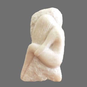 重い荷物 / ソープストーンの像 / 長い髪の女性が肩に 15 cm の重い荷物を乗せています。