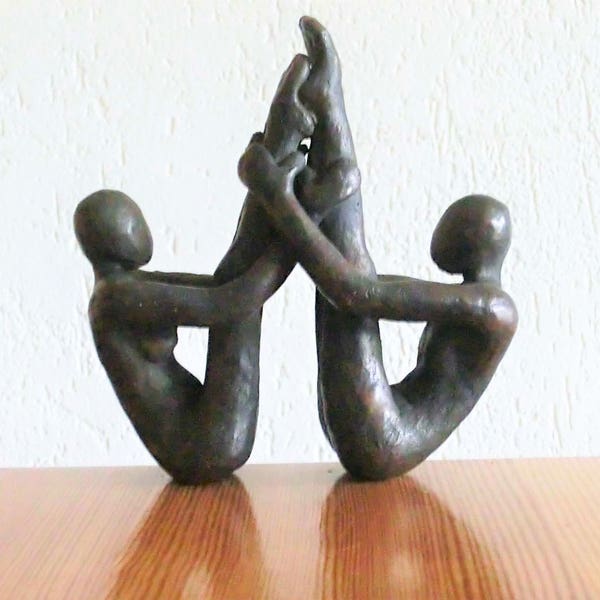 PIED a PIED Sculpture en bronze massif / deux personnages assis acrobatiquement / finition lisse marron / se tenant les jambes / 15 cm. haut