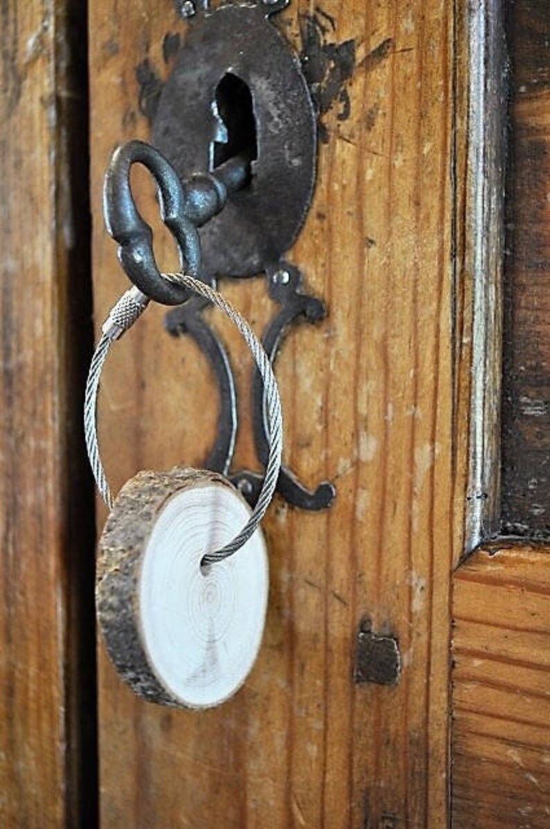 Porte clés en bois d'érable verni gravé Maman chérie - Clapito