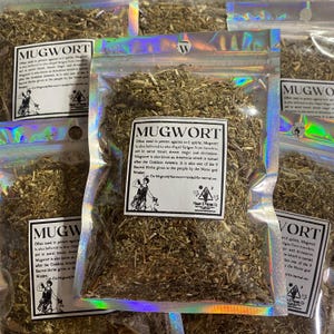 Puede incluir: Un primer plano de una bolsa de hierba de ajenjo seco. La bolsa es plateada con un efecto arcoíris holográfico. La etiqueta de la bolsa dice "Mugwort" e incluye información sobre los usos y orígenes de la hierba. El texto de la etiqueta dice "A menudo se usa para protegerse de los espíritus malignos, la artemisa también se cree que alivia la fatiga profunda de los viajeros, ayuda en los viajes astrales, la magia de los sueños y la adivinación. La artemisa también se conoce como artemisa, que lleva el nombre de la diosa Artemisa. También es una de las 9 hierbas sagradas que se le dieron a la gente por el dios nórdico Woden. La artemisa cortada no se recomienda para uso interno."