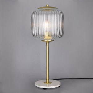 Lampada da tavolo Astoria in vetro scanalato e ottone