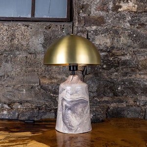 Lampada da tavolo alta in ceramica marmorizzata Cassia con paralume a cupola in ottone