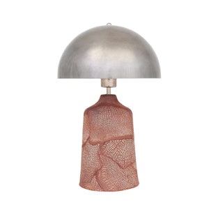 Lampada da tavolo alta Cassia in ceramica con paralume a cupola in ottone, ferro rosso