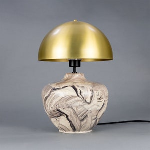 Lampada da tavolo in ceramica marmorizzata Lawson con paralume a cupola in ottone