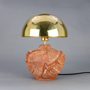Lampada da tavolo Lawson in ceramica con paralume a cupola in ottone, ferro rosso
