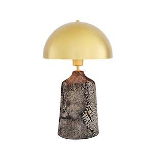 Lampada da tavolo alta in ceramica Cassia con paralume a cupola in ottone, argilla nera