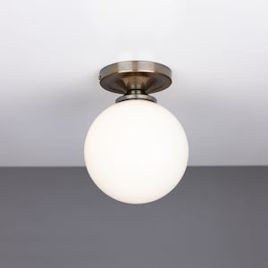 Lampada da soffitto a globo in vetro opalino Yaounde da 5,5'' (14 cm)