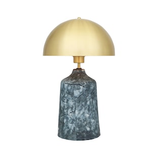 Lampada da tavolo alta in ceramica Cassia con paralume a cupola in ottone, Blue Earth