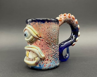 taza de espresso con tentáculos