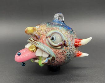 Adorno de cíclope con lengua perforada