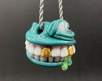 Colgante de cristal sonriendo como un tonto