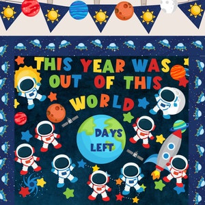 Op de afbeelding: Een blauw en zwart prikbord met een ruimtethema. Het heeft een kleurrijk spandoek met de tekst "Dit jaar was buitengewoon" met astronauten, planeten en sterren. Een aftelklok geeft "Dagen over".
