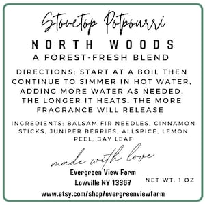 Pu&ograve; includere: Un'etichetta bianca con testo nero per un pot-pourri per stufa chiamato "North Woods" con un mix fresco di foresta. L'etichetta include istruzioni per l'uso, ingredienti e il nome dell'azienda "Evergreen View Farm" a Lowville, NY 13367. L'etichetta dice anche "made with love" e "NET WT: 1 OZ".