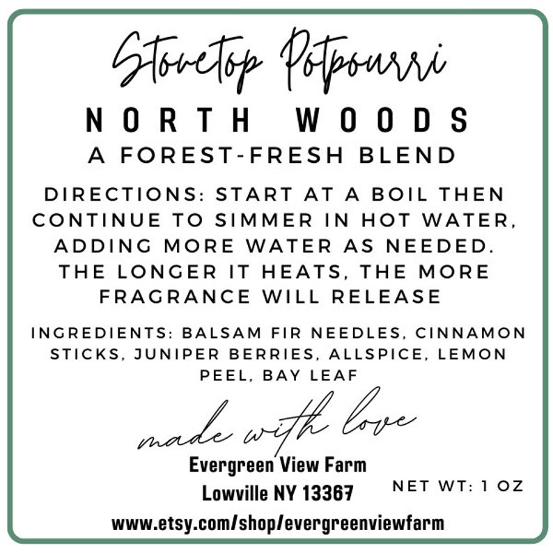 Pu&ograve; includere: Un'etichetta bianca con testo nero per un pot-pourri per stufa chiamato "North Woods" con un mix fresco di foresta. L'etichetta include istruzioni per l'uso, ingredienti e il nome dell'azienda "Evergreen View Farm" a Lowville, NY 13367. L'etichetta dice anche "made with love" e "NET WT: 1 OZ".
