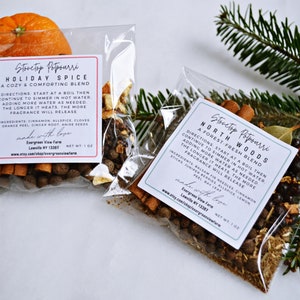 Pu&ograve; includere: Due sacchetti di plastica trasparente pieni di varie spezie ed erbe per pot-pourri da stufa. I sacchetti sono etichettati "Stovetop Potpourri Holiday Spice" e "Stovetop Potpourri North Woods". Ogni sacchetto contiene 1 oz della miscela.