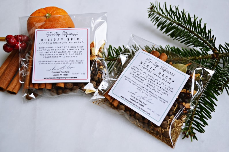 Pu&ograve; includere: Due sacchetti di plastica trasparente pieni di varie spezie ed erbe per pot-pourri da stufa. I sacchetti sono etichettati "Stovetop Potpourri Holiday Spice" e "Stovetop Potpourri North Woods". Ogni sacchetto contiene 1 oz della miscela.
