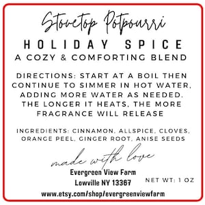 Pu&ograve; includere: Un'etichetta rossa e bianca per un potpourri da stufa chiamato "Holiday Spice" con lo slogan "Un mix accogliente e confortante". L'etichetta include istruzioni per l'uso, un elenco di ingredienti e il testo "fatto con amore". L'etichetta include anche il nome della fattoria, Evergreen View Farm, la posizione Lowville NY 13367 e il peso netto di 1 oz.