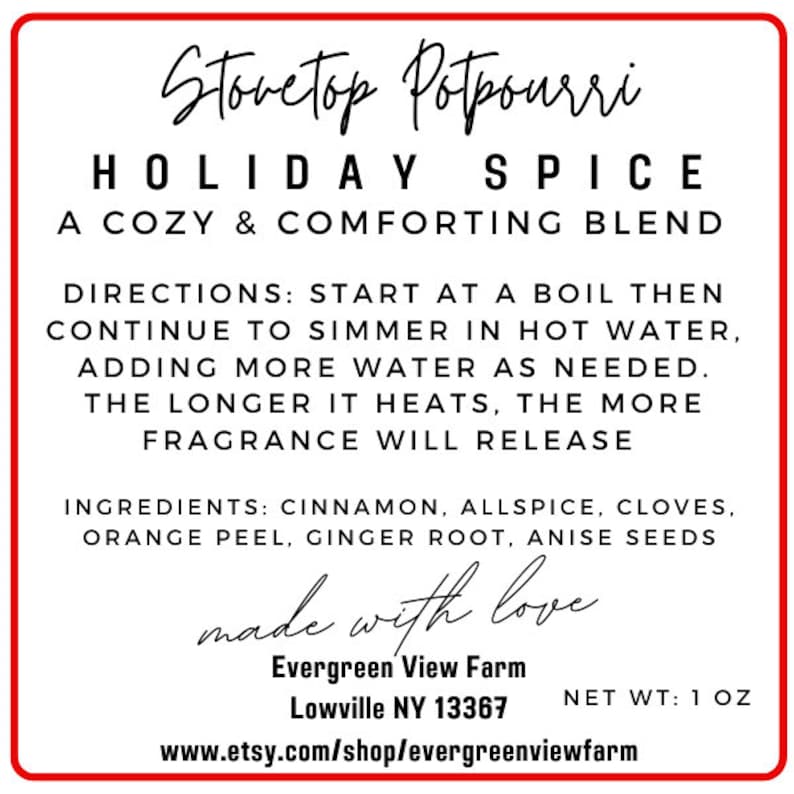 Pu&ograve; includere: Un'etichetta rossa e bianca per un potpourri da stufa chiamato "Holiday Spice" con lo slogan "Un mix accogliente e confortante". L'etichetta include istruzioni per l'uso, un elenco di ingredienti e il testo "fatto con amore". L'etichetta include anche il nome della fattoria, Evergreen View Farm, la posizione Lowville NY 13367 e il peso netto di 1 oz.