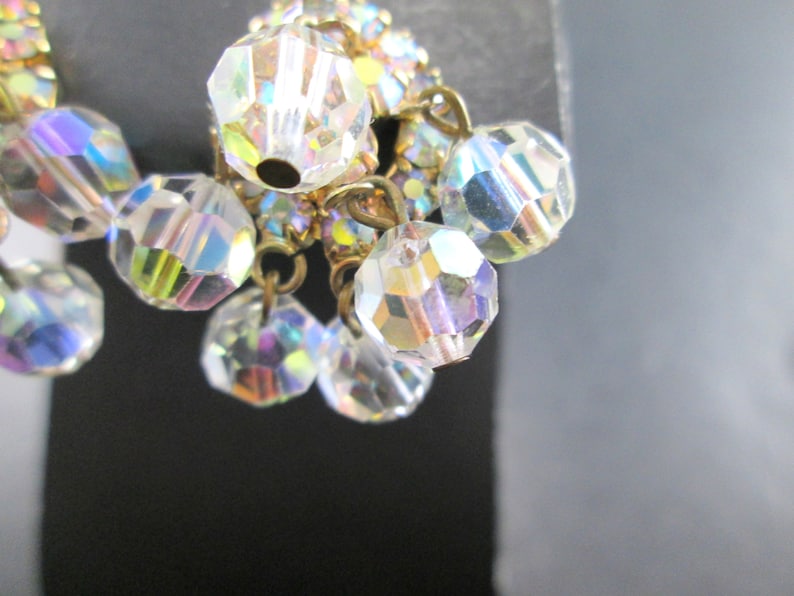 Vintage 60s Aurora Borealis Dangle Bead /& Rhinestone Gold Tn Teardrop Cluster Earrings Clip On
