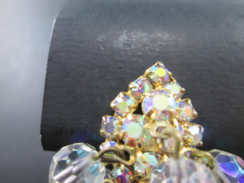 Vintage 60s Aurora Borealis Dangle Bead /& Rhinestone Gold Tn Teardrop Cluster Earrings Clip On