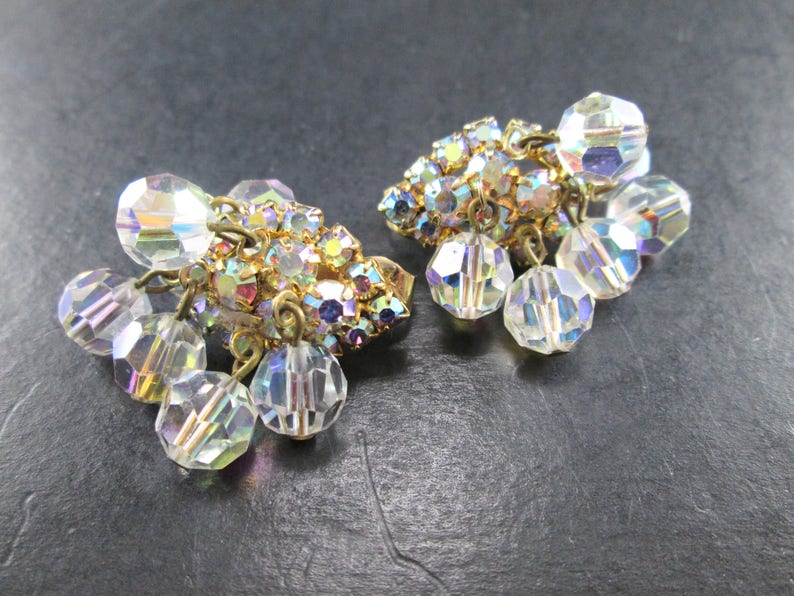 Vintage 60s Aurora Borealis Dangle Bead /& Rhinestone Gold Tn Teardrop Cluster Earrings Clip On