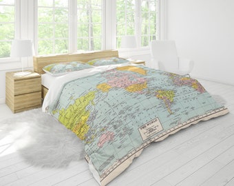 Funda nórdica con mapa del mundo en tonos pastel: decoración acogedora para tu dormitorio de viaje