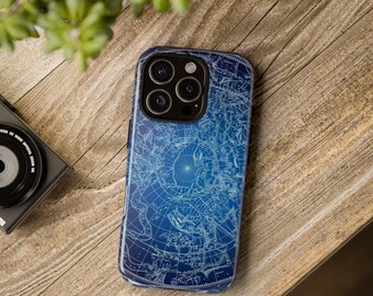 Puede incluir: Funda de teléfono azul con diseño de mapa celeste. La funda presenta una ilustración detallada de constelaciones y líneas celestes en un tono azul más claro sobre un fondo azul más oscuro. La funda del teléfono está sobre una superficie de madera.