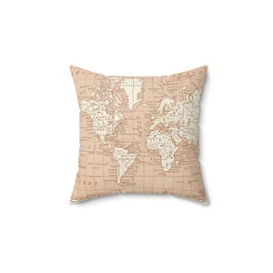 Oreiller carte vintage en faux suède, décoration de dortoir, décoration d'intérieur, coussin inspiré des voyages, accent de salon confortable en pêches et crème