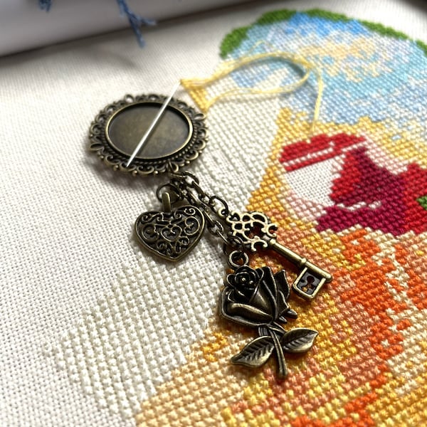 Beauty and the Beast Inspired Needle Minder | Roos, hart en belangrijkste charmes