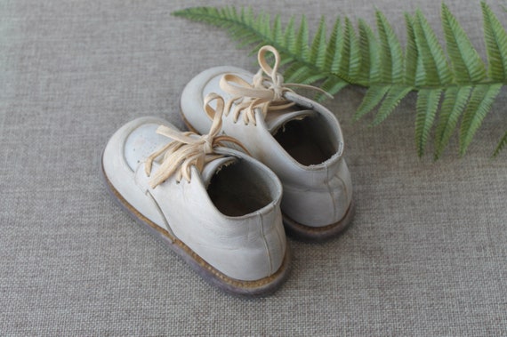 Vintage Pair of White Leather Child's Leather Sho… - image 3