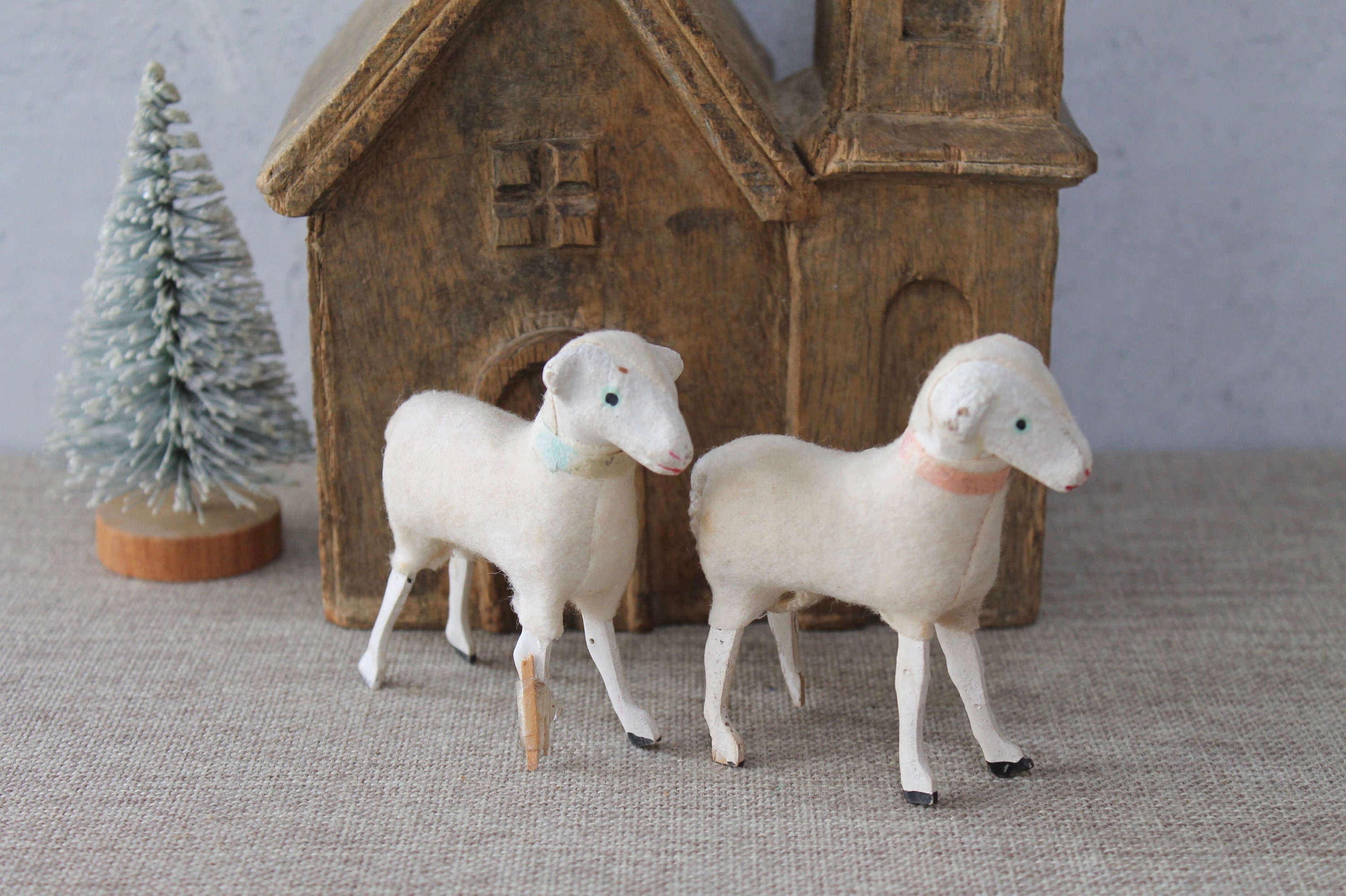 * antique sheep ❀ クリスマスの羊さん (水色リボンと鈴♪) antique sheep ✵ * 水色リボンと鈴をつけた小さな 羊さん