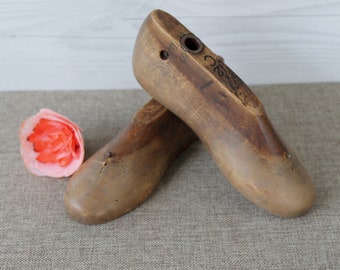Vintage Pair of Wood Shoe Forms, Vintage Wooden Shoes, Vintage Wood Cobbler Shoe Forms/Molds