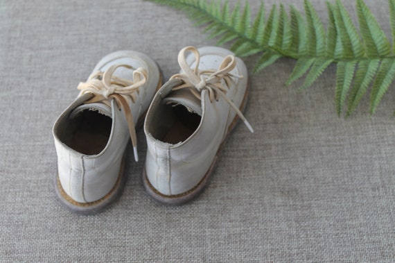 Vintage Pair of White Leather Child's Leather Sho… - image 4