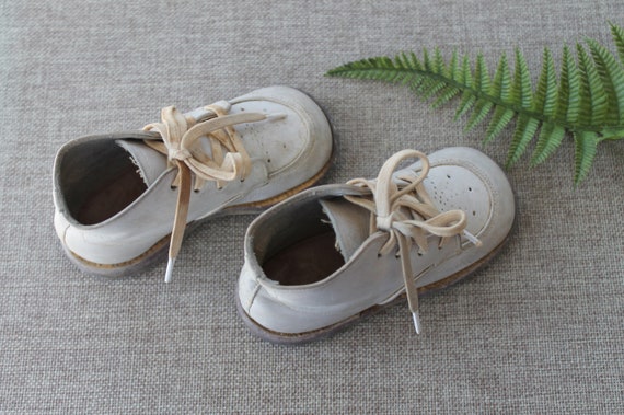 Vintage Pair of White Leather Child's Leather Sho… - image 5