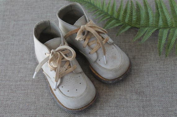 Vintage Pair of White Leather Child's Leather Sho… - image 2