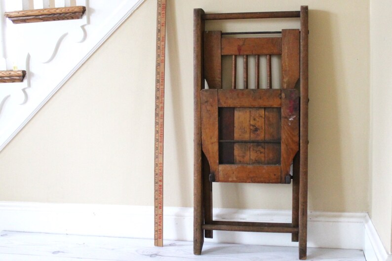 Vintage Child's Wooden Folding Chair; Vintage Wood Camp Chair; Little Seat for Garden, Porch, or Entry bild 3