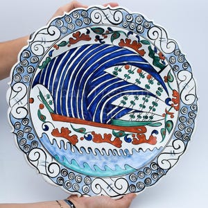 Assiette murale en céramique d'Iznik • Poterie grecque de l'île de Rhodes • KAKIOS KOSKINOU Ikaros peint navire persan ancien ottoman islamique Art déco intérieure