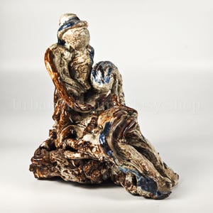 Statuetta artistica in ceramica raffigurante un uomo seduto - Aste in ceramica Thing, stile spaghetti, opera firmata dall'artista, fusione di ceramica artistica, uomo pensante