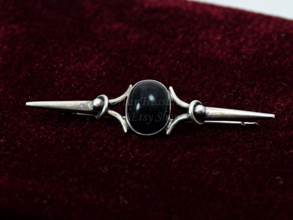 UrbanTreasurez Vintage Silver Black Onyx Stone Brooch, Modernist Arrow Jewelry, Mid Century Spike Brooch, Elegant Scarf Accessory, Mother Heirloom Gift