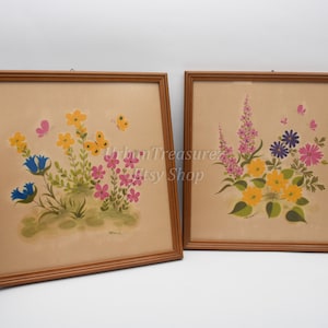 Griechische Malerei gerahmt • ATHINA TIGANELOU • Florale naive Malerei auf Textil • 1970er Jahre Vintage Wandplatte
