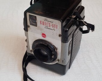 Vintage Camera Brownie Bulls-Eye TLR 620 Film Camera with Lens and Strap C1600
