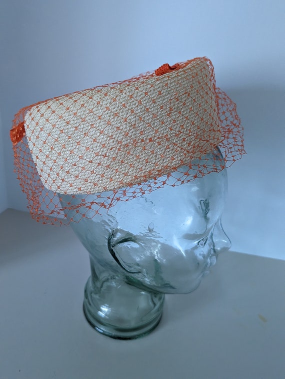 Pillbox Hat 1950s Off-White Pillbox Hat with Orang