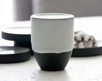 Tasse à cappuccino en céramique noire et blanche brillante. Tasse à cappuccino, cadeau de mariage, tasse à café moderne, cadeau de pendaison de crémaillère, tasse à café faite main.