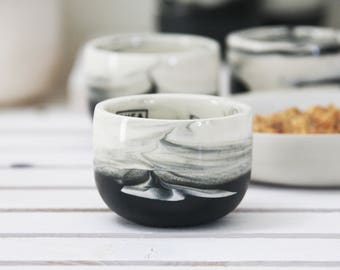 Tasse à expresso en céramique. Tasse à café noire et blanche marble.unique, tasses modernes d’espresso, guide de cadeau de Noël, cadeau unique, cadeau de housewarming.