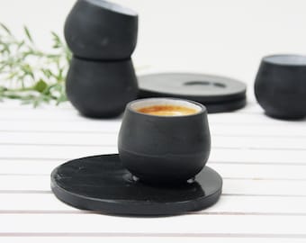 Tasse à expresso en céramique avec soucoupe en noir.tasse à café unique, tasse à expresso moderne, cadeau de Noël, cadeau unique, cadeau de pendaison de crémaillère, soucoupe