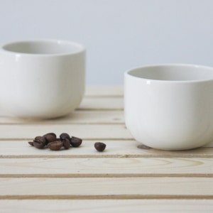 Keramik Espresso-Tasse in weiß mit Glasur. Keramik-Tasse, moderne Espresso-Tassen, Weihnachten Geschenkideen, einzigartiges Geschenk, Housewarminggeschenk