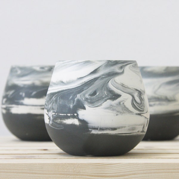 Ceramic bowl in marbled pattern. Ceramic serving bowl in black and white with glossy glaze. Modern and urban look